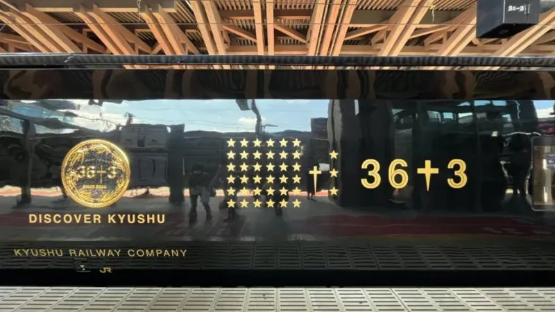 真っ黒な車体が特徴の観光列車『３６ぷらす３』