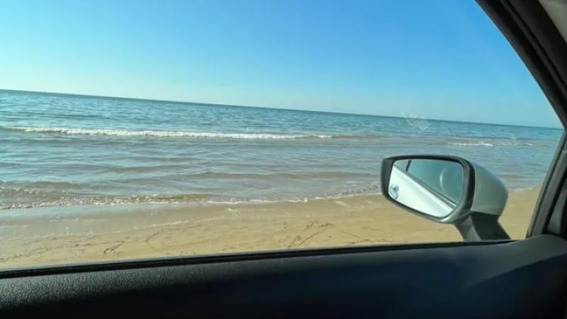 砂浜を走る爽快感満点なドライブウェイ。