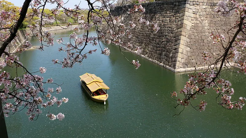 黄金に輝く御座船にのって水の上からお花見