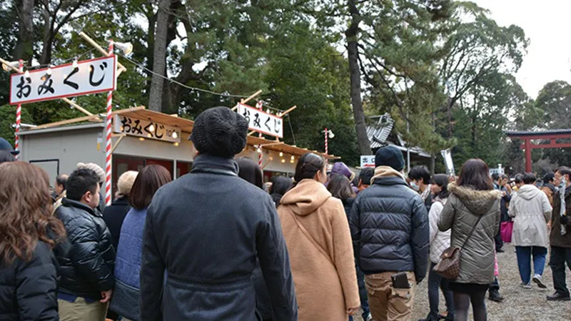 Stalls crowd the approach connecting the San-no-torii and Ni-no-torii gates.