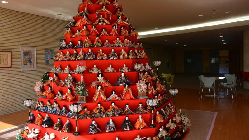 「コスモスアリーナふきあげ」に展示される八角錐のひな壇