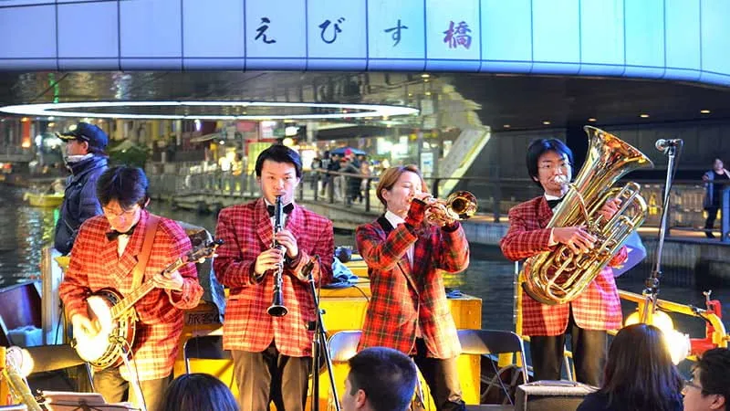 在道顿堀的现场音乐巡游中，在顿堀河的JAZZ船上有一个特别的座位!