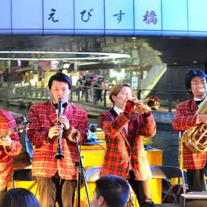 在道顿堀的现场音乐巡游中，在顿堀河的JAZZ船上有一个特别的座位!