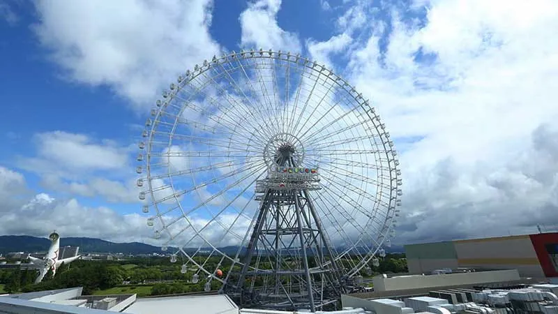 Enjoy a walk in the air on the Giant Ferris Wheel at EXPOCITY "OSAKA WHEEL "