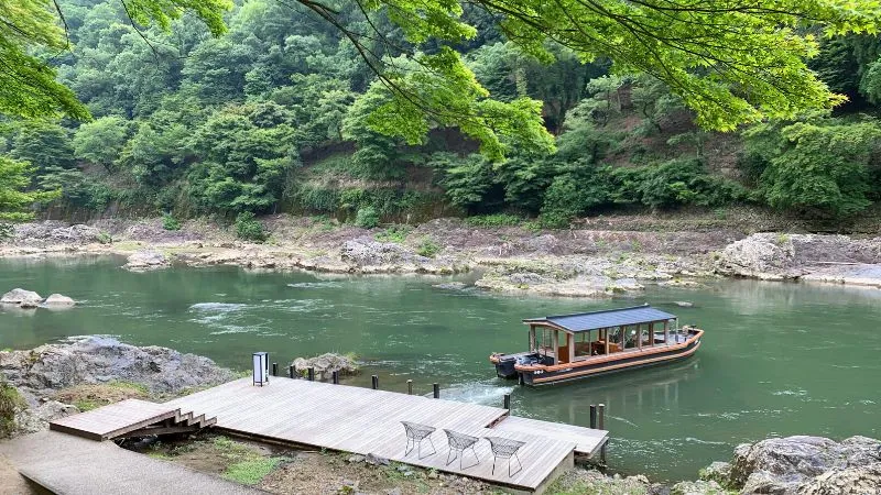 在京都著名的岚山地区，有四家豪华旅馆，价格超过50,000日元。