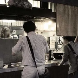 大阪 在难波地区，有10家休闲、站立式酒吧。
