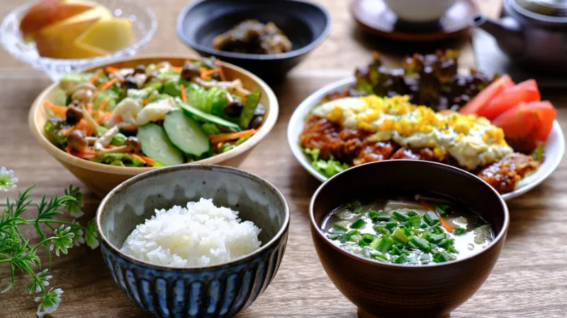 【高知】在高知有四家精心挑选的餐厅和精美的日本料理，包括 Mizutaki 和怀石料理。
