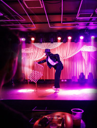 Osaka Namba: Enjoy drinks and an evening show by EBIKEN at Dotonbori