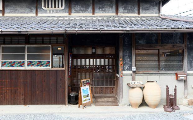 于枚方的山林间！采收时令蔬菜与品尝当地的蔬菜健康午餐、使用喜欢的香草制作香皂和选择花材制作原创花艺瓶