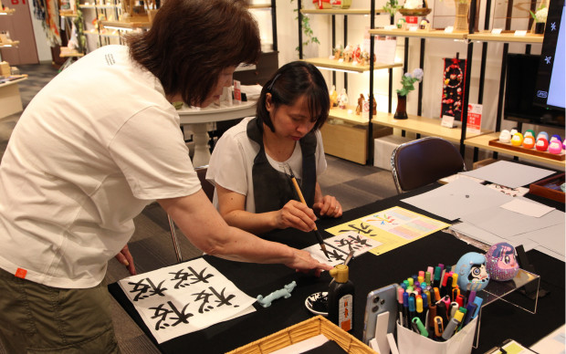 Osaka, Matsuyamachi: Hassle-free way to enjoy Japanese culture through calligraphy and Daruma painting