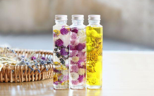 于枚方的山林间！采收时令蔬菜与品尝当地的蔬菜健康午餐、使用喜欢的香草制作香皂和选择花材制作原创花艺瓶