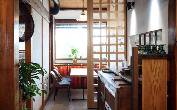 于枚方的山林间！采收时令蔬菜与品尝当地的蔬菜健康午餐、使用喜欢的香草制作香皂和选择花材制作原创花艺瓶