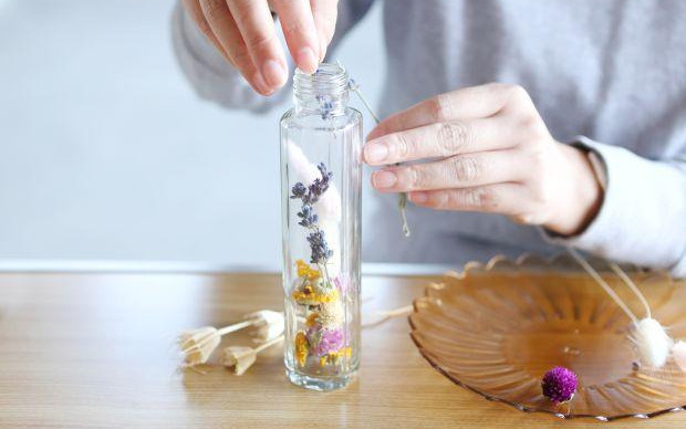 于枚方的山林间！采收时令蔬菜与品尝当地的蔬菜健康午餐、使用喜欢的香草制作香皂和选择花材制作原创花艺瓶