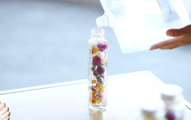 于枚方的山林间！采收时令蔬菜与品尝当地的蔬菜健康午餐、使用喜欢的香草制作香皂和选择花材制作原创花艺瓶