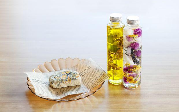 于枚方的山林间！采收时令蔬菜与品尝当地的蔬菜健康午餐、使用喜欢的香草制作香皂和选择花材制作原创花艺瓶