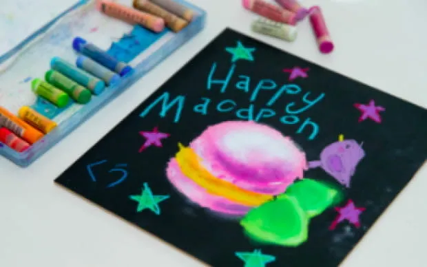 色彩鮮豔的粉筆看板藝術體驗	