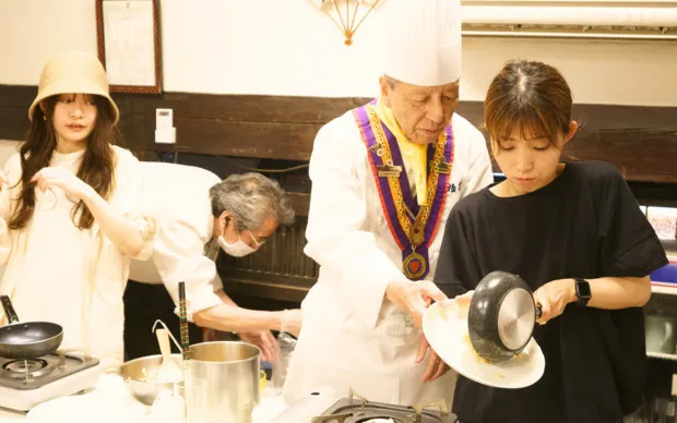 Learn directly from an experienced omurice chef at a famous restaurant!
