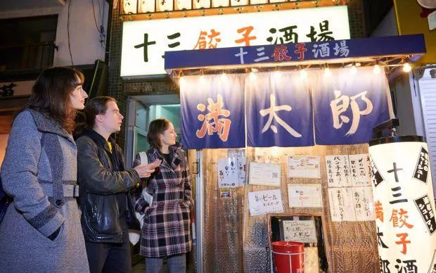 在色彩缤纷的壁画街道「十三」，和当地居民交流的超隐密酒吧巡游之旅