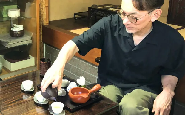 在老字号茶铺里享受以石磨制作抹茶和泡茶体验