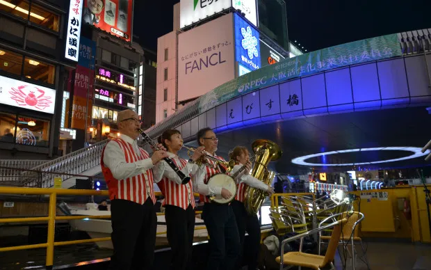 在船上享受專業的現場演奏、乘上爵士樂遊船，沈醉在大阪迷人之夜！