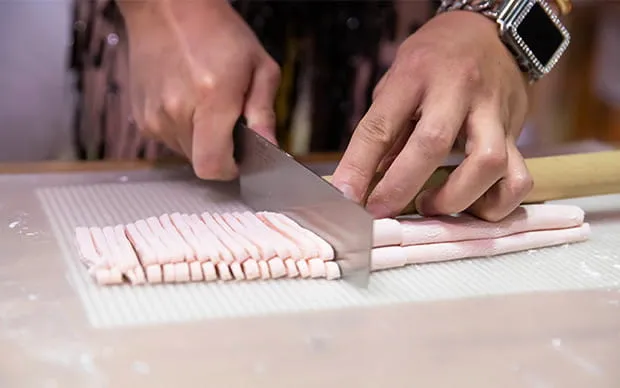 드래그 퀸과 함께 하는 우동 만들기 체험