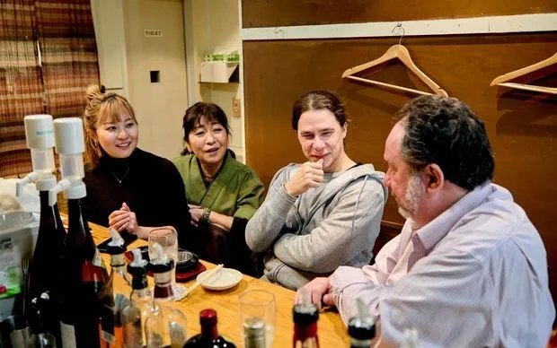 尼崎怀旧之旅～沉醉于昭和复古白日饮酒×赛马体验！～