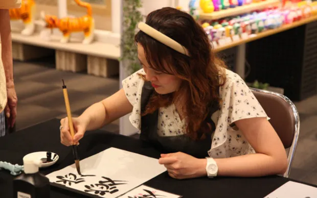 Osaka, Matsuyamachi: Hassle-free way to enjoy Daruma painting and Japanese culture through calligraphy