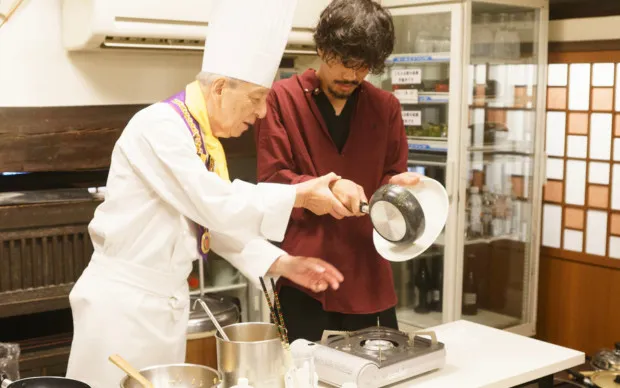 Learn directly from an experienced omurice chef at a famous restaurant!