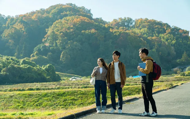 於枚方的山林間！採收時令蔬菜與品嚐當地的蔬菜健康午餐、使用喜歡的香草製作香皂與選擇花材製作原創的花藝瓶