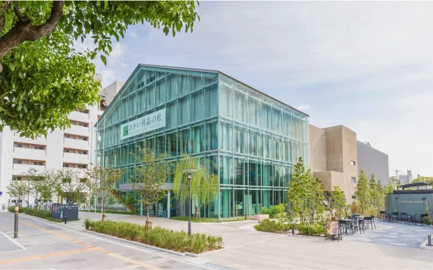 在老字号茶铺里享受以石磨制作抹茶和泡茶体验