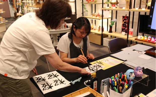 Osaka, Matsuyamachi: Hassle-free way to enjoy Daruma painting and Japanese culture through calligraphy