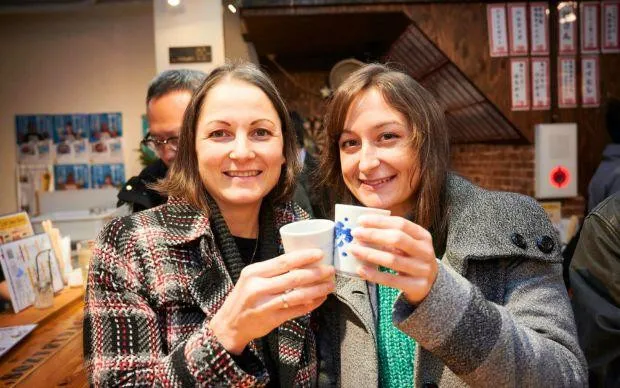 在色彩缤纷的壁画街道「十三」，和当地居民交流的超隐密酒吧巡游之旅