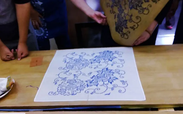 河内木綿文様で作る「バンダナ藍染体験」