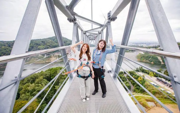 세계에서 세 번째로 긴 현수교를 건너고, 지상 60m 높이까지 오르는 스릴과 절경 액티비티