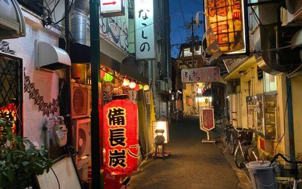 在色彩缤纷的壁画街道「十三」，和当地居民交流的超隐密酒吧巡游之旅