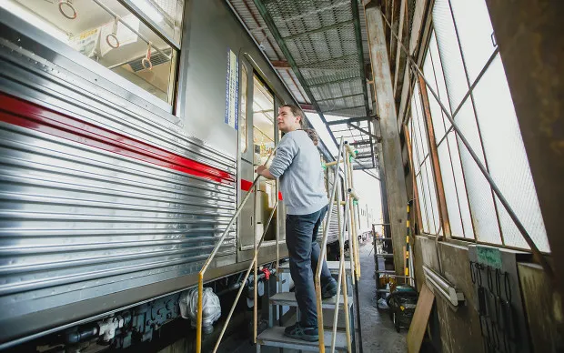 驾驶真实的复古电车。包下整辆电车的驾驶体验！