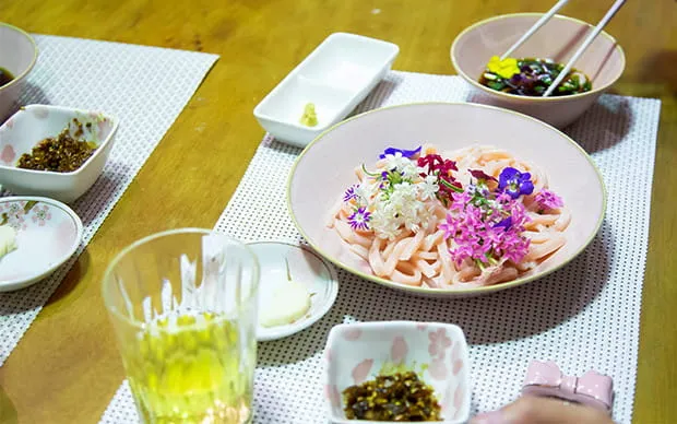 드래그 퀸과 함께 하는 우동 만들기 체험