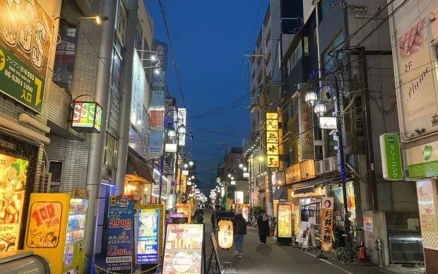 在色彩缤纷的壁画街道「十三」，和当地居民交流的超隐密酒吧巡游之旅