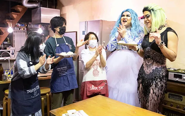 드래그 퀸과 함께 하는 우동 만들기 체험