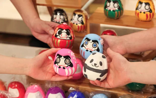 Osaka, Matsuyamachi: Hassle-free way to enjoy Daruma painting and Japanese culture through calligraphy