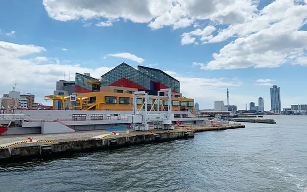 搭乘觀光船聖瑪麗亞號能欣賞令人讚嘆的大阪港風景