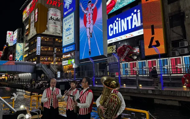 在船上享受專業的現場演奏、乘上爵士樂遊船，沈醉在大阪迷人之夜！