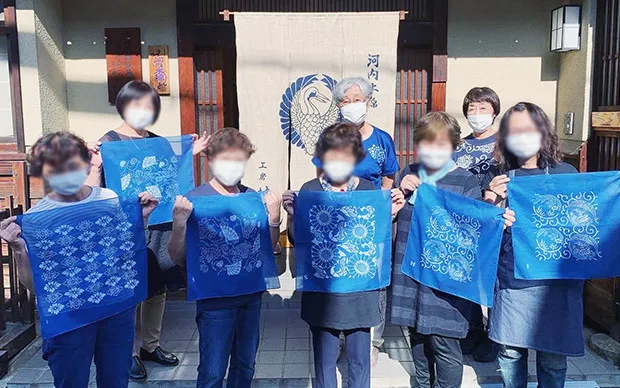 河内木綿文様で作る「バンダナ藍染体験」