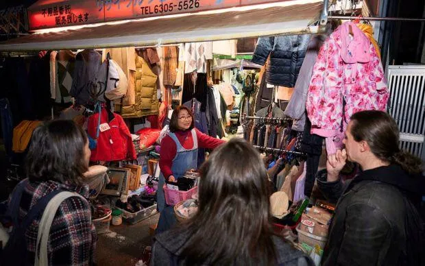 在色彩缤纷的壁画街道「十三」，和当地居民交流的超隐密酒吧巡游之旅