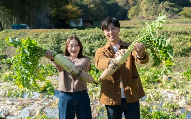 於枚方的山林間！採收時令蔬菜與品嚐當地的蔬菜健康午餐、使用喜歡的香草製作香皂與選擇花材製作原創的花藝瓶