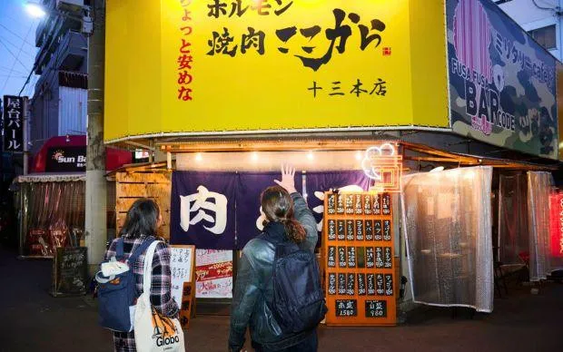 在色彩缤纷的壁画街道「十三」，和当地居民交流的超隐密酒吧巡游之旅