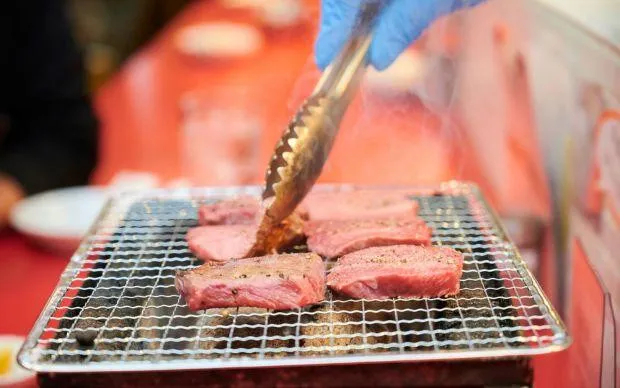 在色彩缤纷的壁画街道「十三」，和当地居民交流的超隐密酒吧巡游之旅