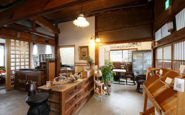 於枚方的山林間！採收時令蔬菜與品嚐當地的蔬菜健康午餐、使用喜歡的香草製作香皂與選擇花材製作原創的花藝瓶