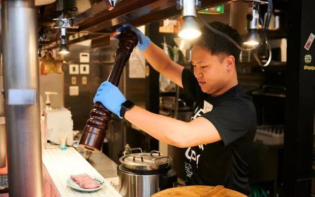 在色彩缤纷的壁画街道「十三」，和当地居民交流的超隐密酒吧巡游之旅