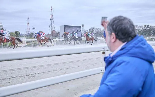 尼崎怀旧之旅～沉醉于昭和复古白日饮酒×赛马体验！～